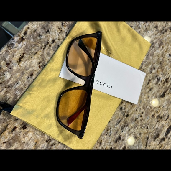 Gucci sunglasses never worn. Comes with case and bag - Picture 2 of 7